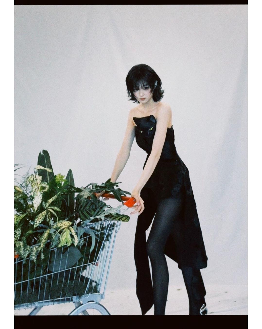 孙千，不光脚大，手也够长的。