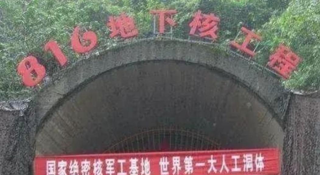 1966年2月，毛主席单独召见周总理。会谈时，主席突然靠近总理，压低声音说道：＂
