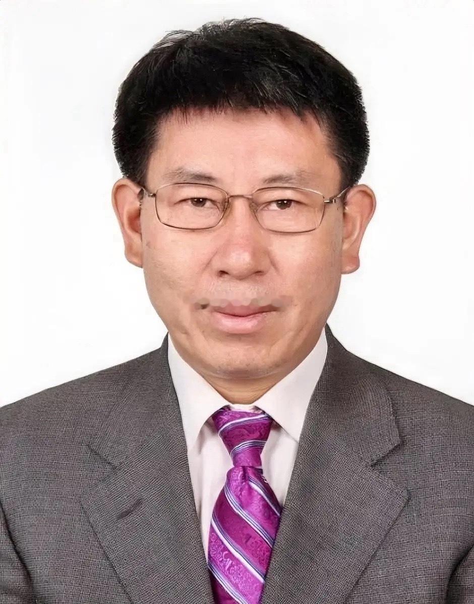 人心不足蛇吞象，身为院士、博导，坐拥顶尖名望地位，待遇人脉皆属上乘，走到哪里都备