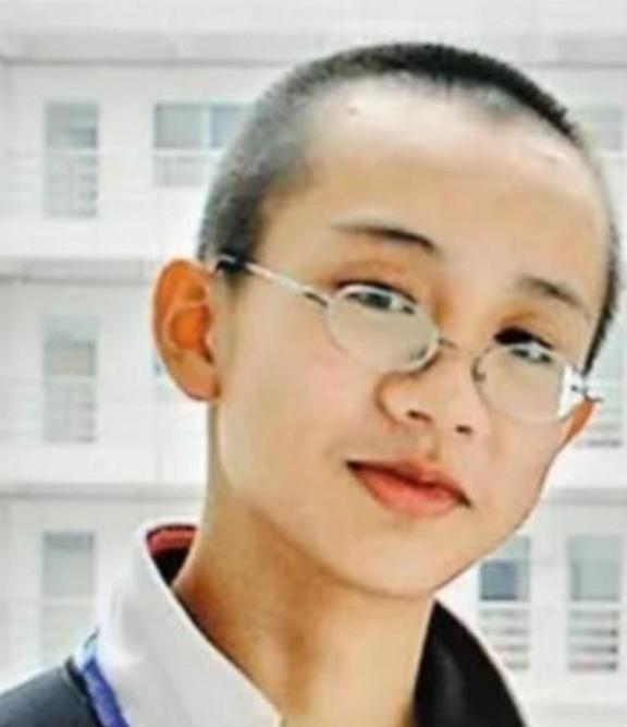 曹原没放弃绿卡，也没“拒绝百万年薪”。他2024年去伯克利当助理教授，发的9篇《