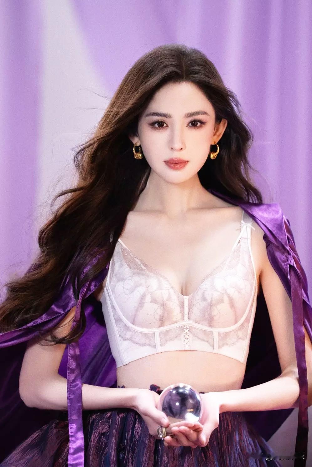 古力娜扎双造型大片惊艳释出！女巫×人鱼切换，性感仙气一键拉满近日，古力娜扎