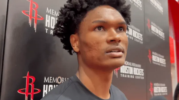 NBA常规赛，火箭对阵马刺。赛前，阿门-汤普森接受了采访。阿门是2023年选