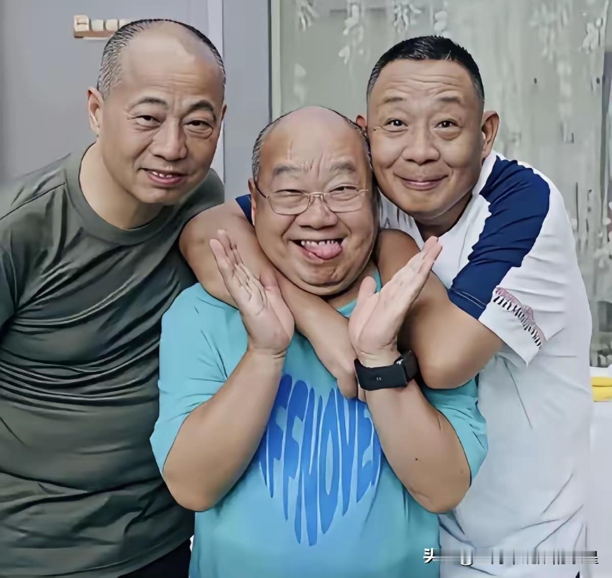 于东来的哥哥于东明和创业伙伴刘红军，三人均为河南许昌人。于东来出生于1966年，