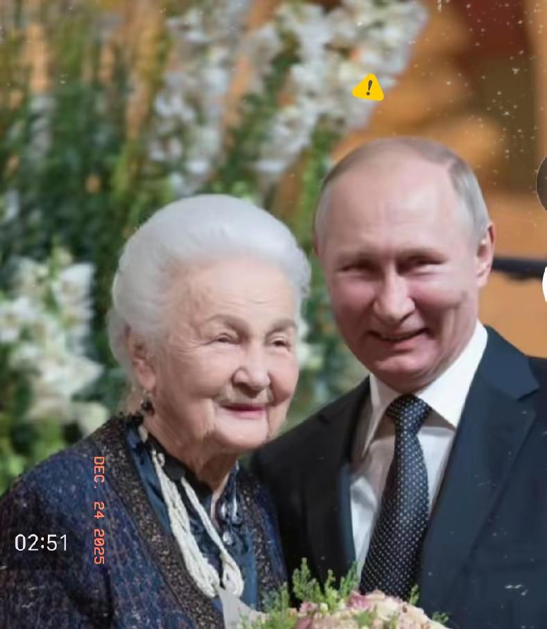 大帝的老母亲满头银发，一脸的慈祥，一位伟大的母亲，养育了一个强硬不凡的总统儿子，