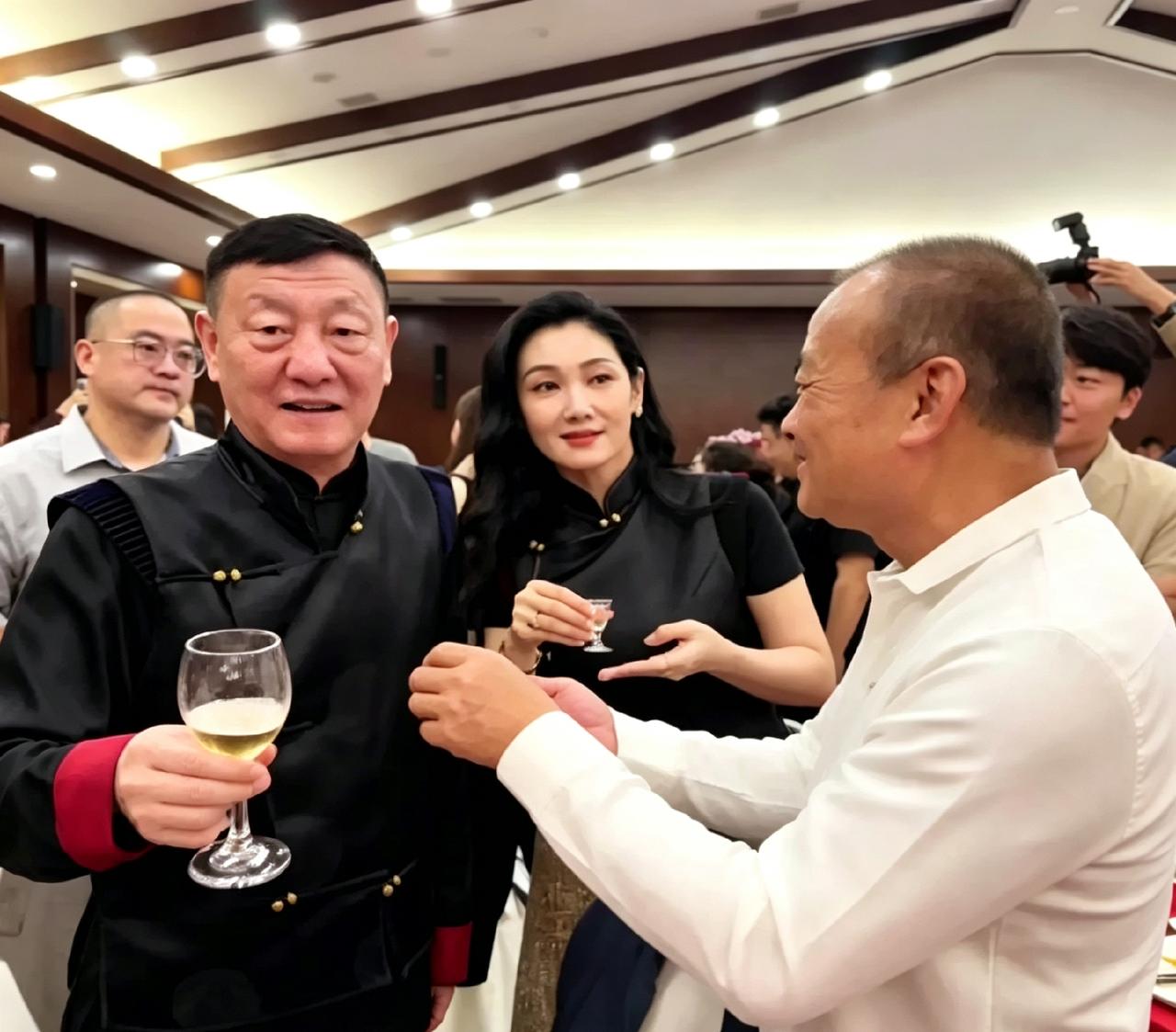 韩磊带媳妇回内蒙老家吃喜酒啦！两口子穿一身中式情侣装，端着酒杯跟亲戚唠嗑，笑得那