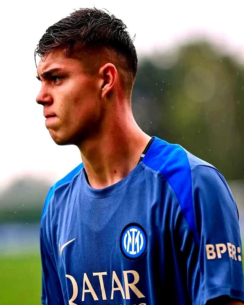 国米掏了1100万欧元，把22岁的阿根廷中卫帕拉西奥斯请来，结果一年半过去，他穿