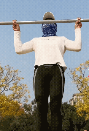 为这两位健身女士点赞，单杠拉的很好，一个比一个牛，坚持锻炼，身材越来越好。