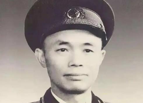 1979年，钟伟将军正在办公，县领导突然来信：“您的弟弟偷牛被判刑5年，如有意见