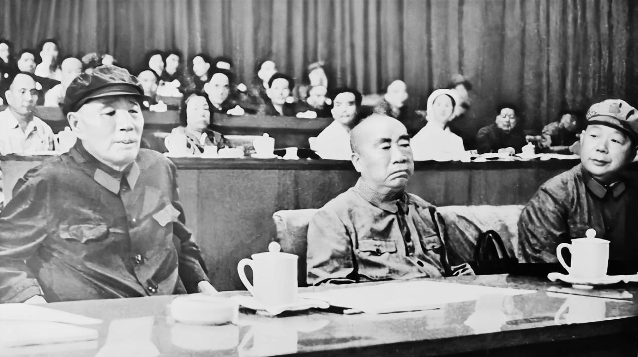 1975年成立新的军委常委会，总共由11人组成，有刘伯承，也有陈锡联。陈锡联当年