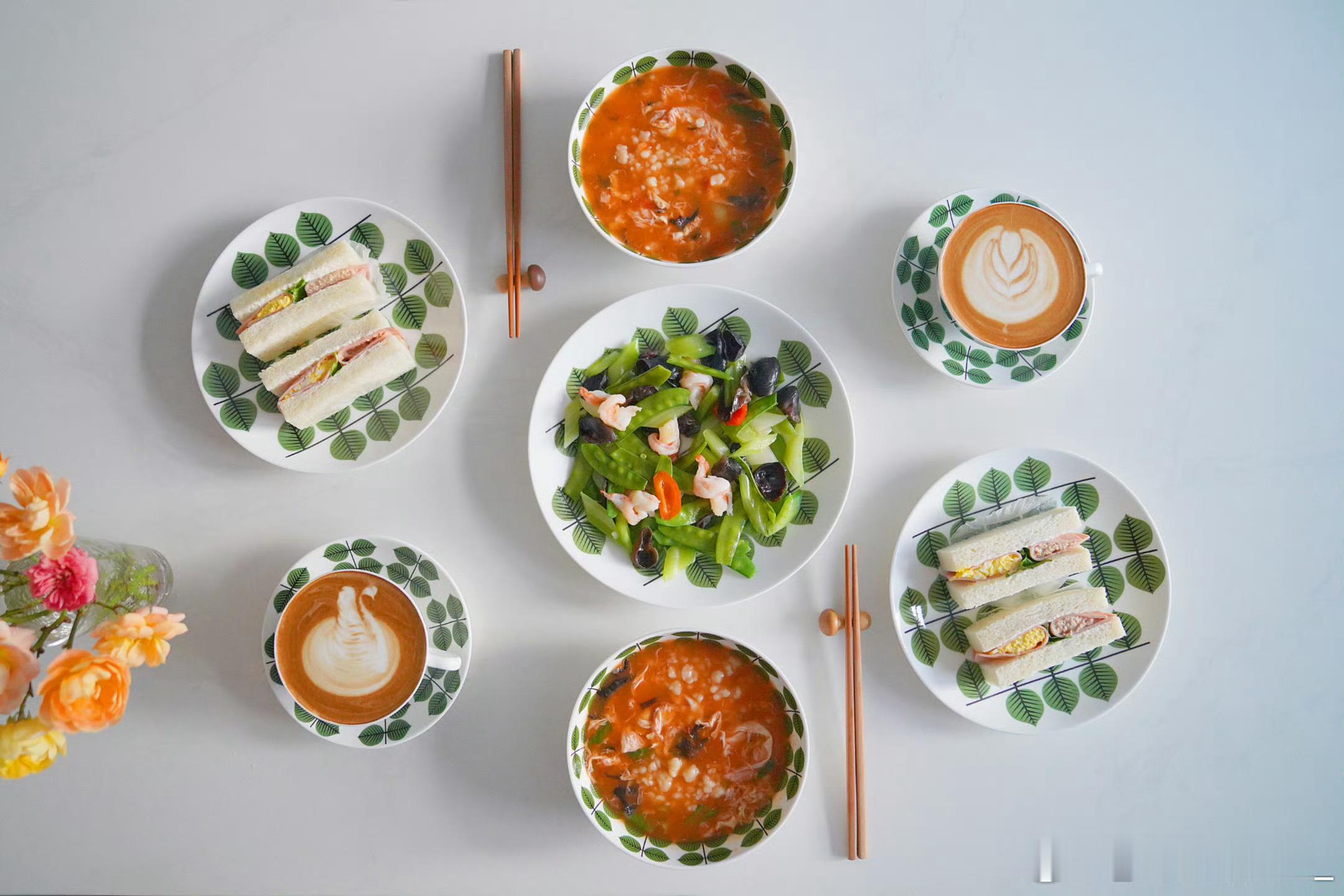 周二早☕早餐荷塘小炒、番茄鸡蛋疙瘩汤、金枪鱼火腿鸡蛋三明治、拿铁咖啡~温暖的食光