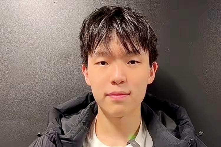 杨瀚森对全明星新秀赛的理解有偏差，赶快提醒他在赛后的采访中，记者问杨瀚森，你