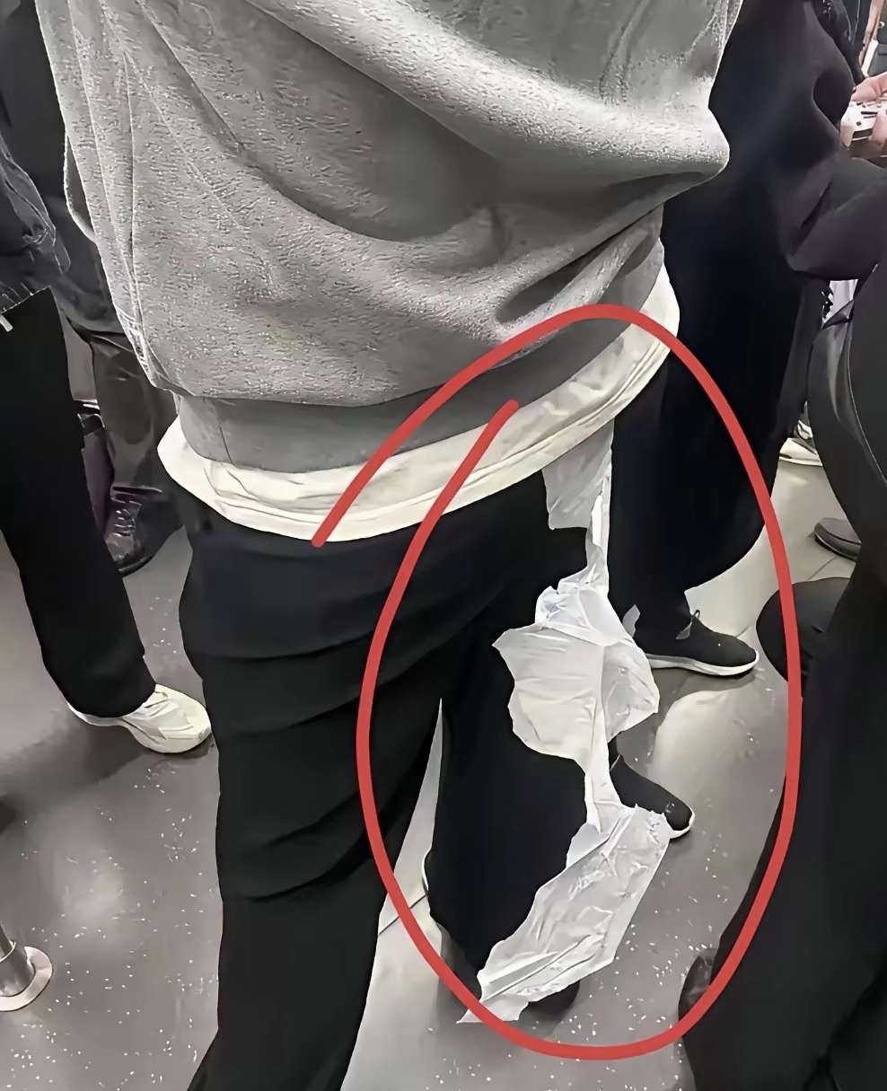 地铁上看到的，让我太好奇了