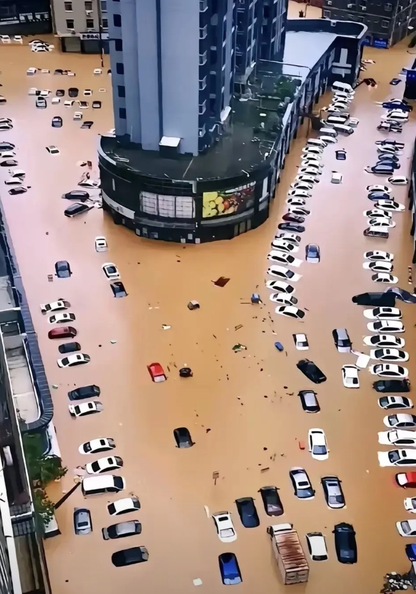 这场雨让多少人损失惨重？一个城市再繁华，如果连排水系统都不能完善，那也是华而不实