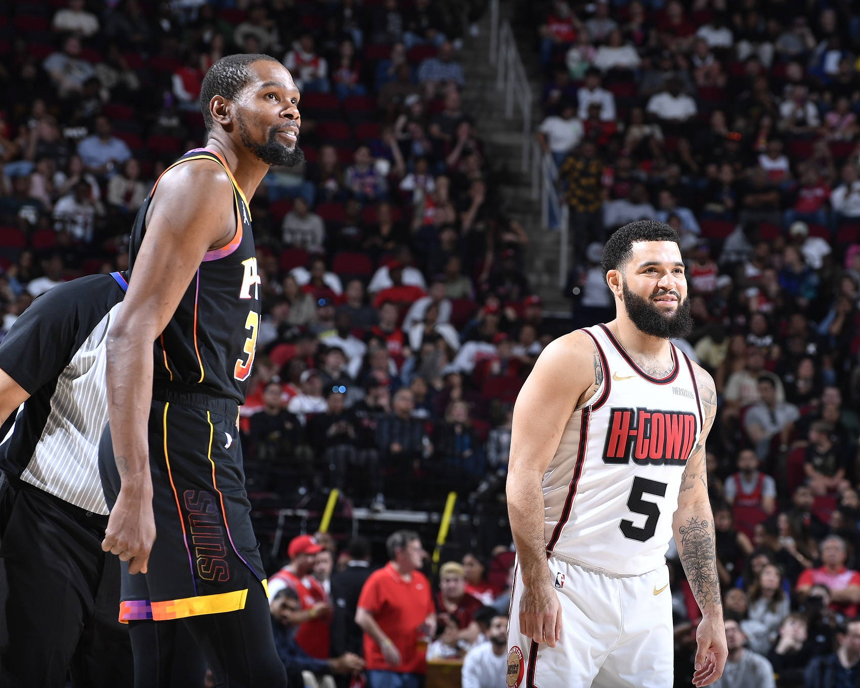 当年詹姆斯去热火队组成了三巨头，因此拿下了2个总冠军，而杜兰特则去了勇士队，也是