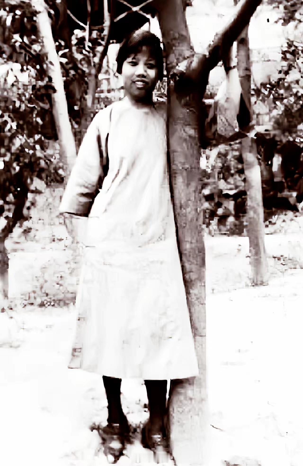 这是21岁的邓颖超，这张照片第一次见。这一年，她和周总理结婚。她的照片总是笑意盈