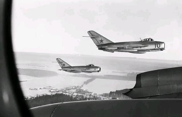 1969年5月18日，美军一架“C-130大力神”运输机，闯入我国核试验基地上空