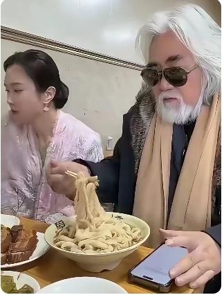 怪不得大导演张纪中年过花甲了，杜星霖非嫁他不可还拼命地生完一胎又一胎。张纪中的食