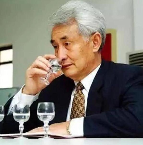 茅台集团前董事长季克良有个让人惊掉下巴的习惯——48年喝了两吨茅台，每天半斤起步
