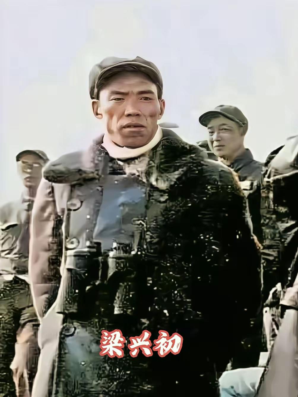 看到这张战地留影，总让人不由得揪心！朝鲜前线，38军军长梁兴初正在视察战场，部