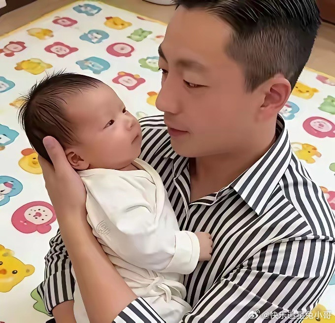 终于无需遮掩！汪小菲公开分享三胎儿子照片，马筱梅一个行为令两个大孩子完全接纳