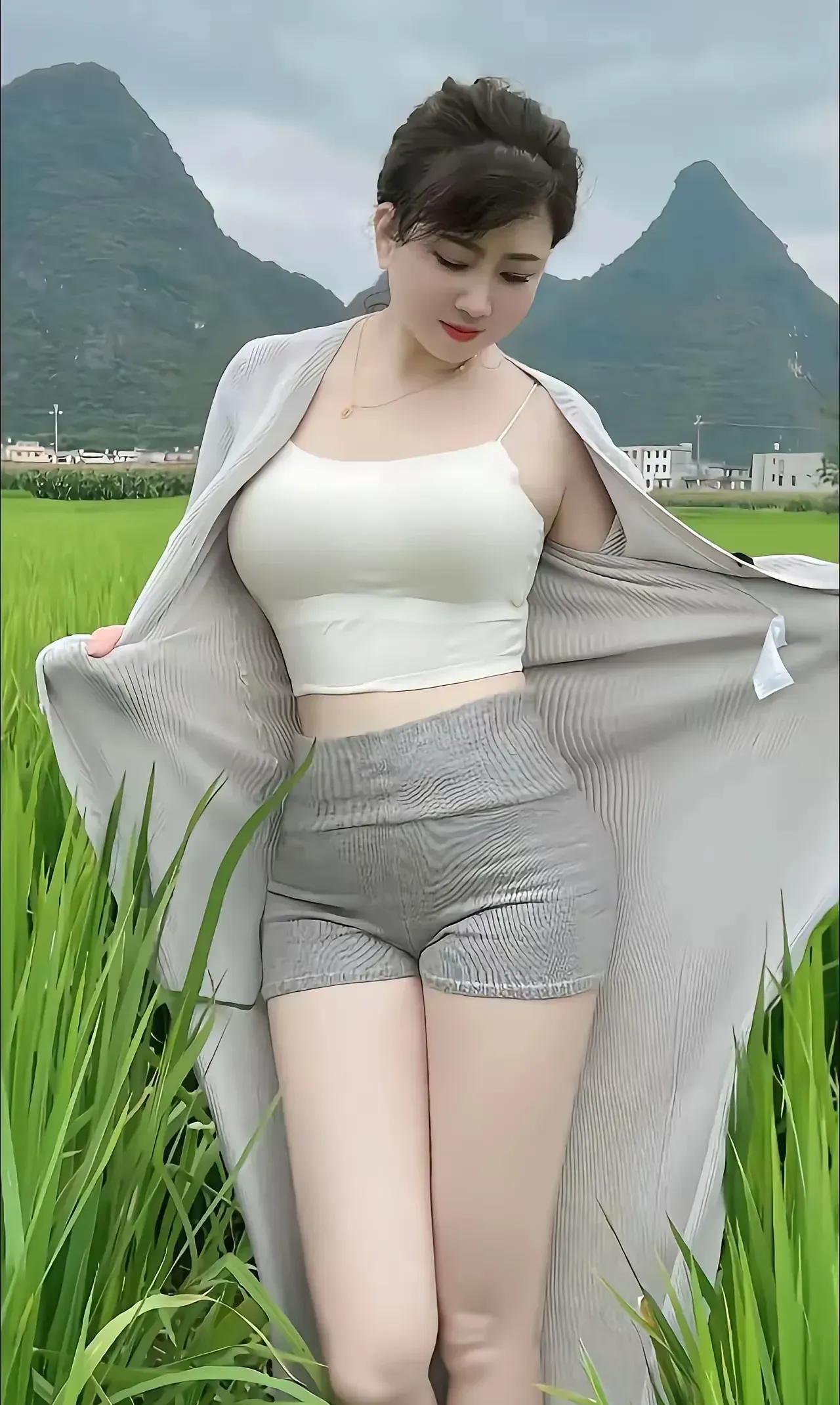 网络图片分享！[玫瑰]美好的颜值与身段是女人的一项资本，也是上天的眷顾！很值得炫