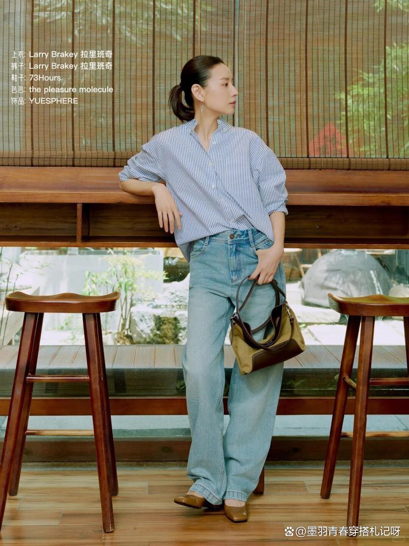 30+女性学董洁穿搭，简约基础款也能穿出高级感。短上衣配直筒裤显高，松紧结合藏肉