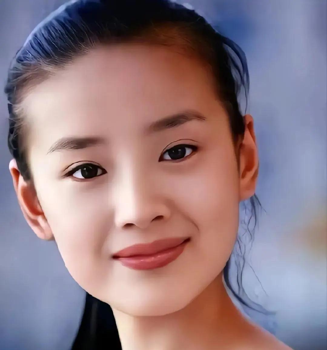 董洁最新访谈公开肯低头，坦言当年太任性，把离婚情绪带进教育，让潘粤明错过儿子