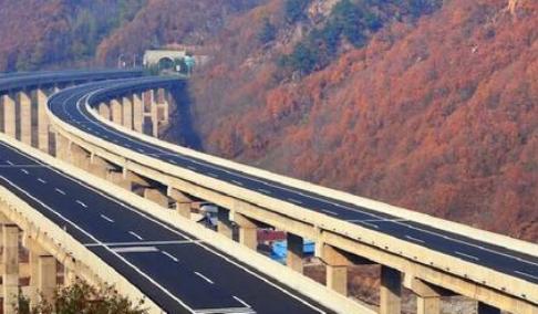 14亿人真的供不起高速公路？国内高速8年亏损6万亿，美国多半免费却能赚钱，这组数