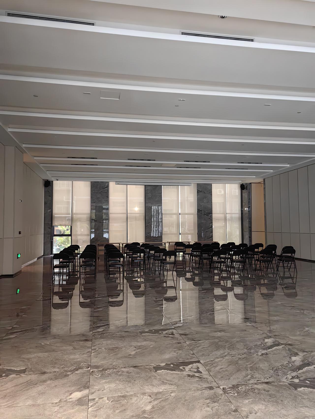 我观察过上百家创业公司，发现一个残酷规律：能拿到钱的往往不是产品最牛的，而是最会