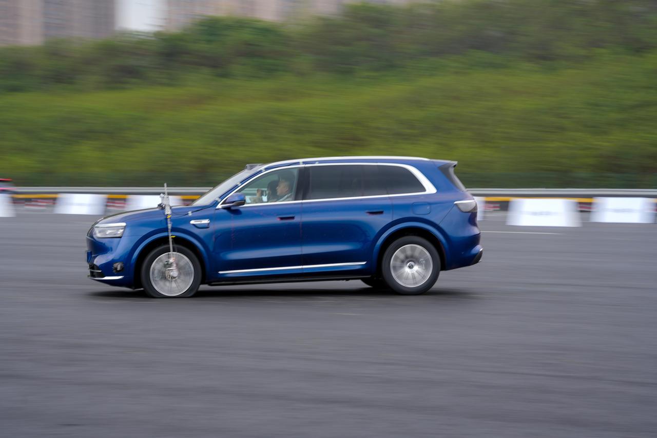 问界M8能够持续火爆也是有原因的，不仅仅在于豪华的质感，还有在复杂路况、极限工况