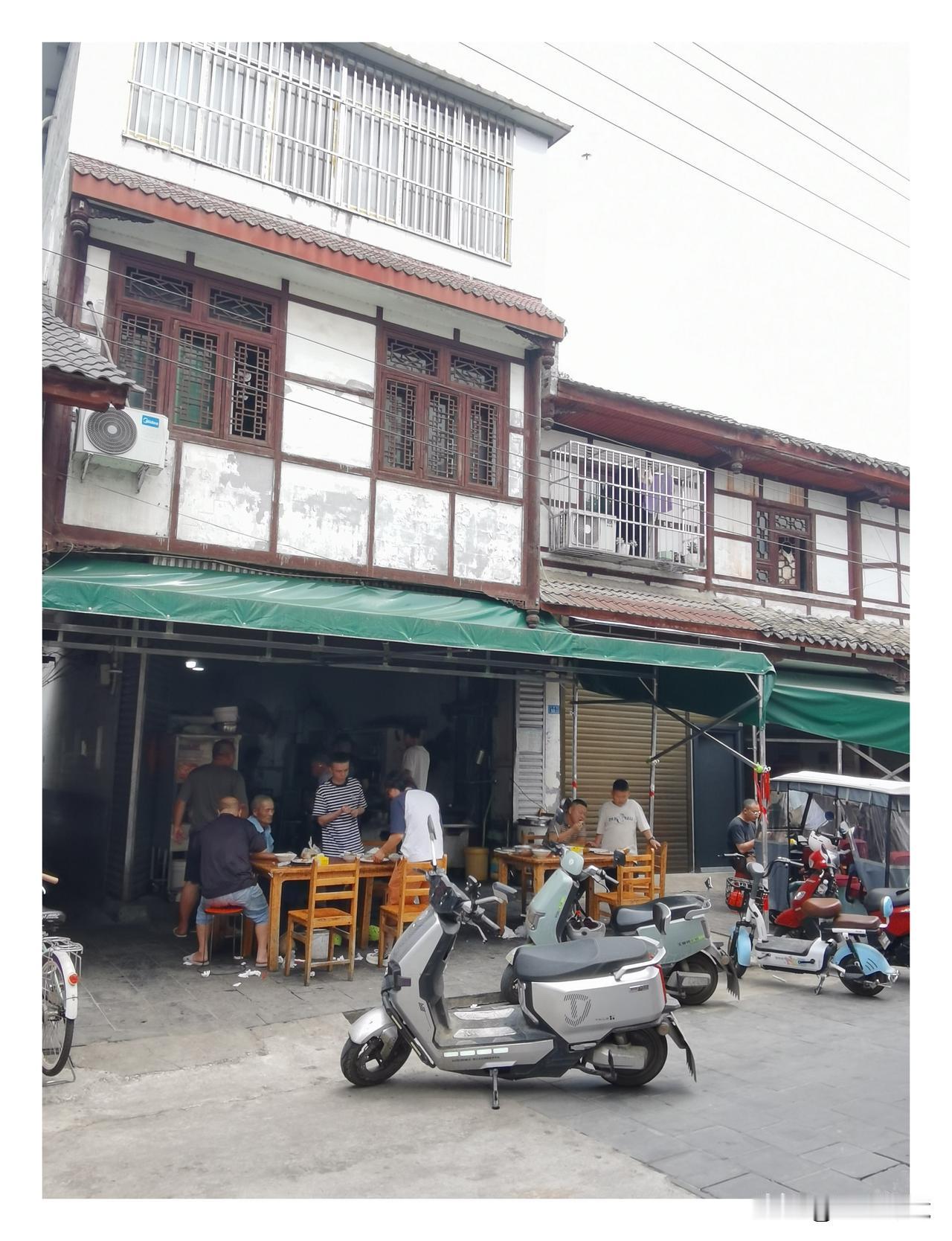 苍蝇馆子之无名餐馆就餐记四川羊马镇渣渣面最有名。但吃饭是哪里人多去哪里吃，是