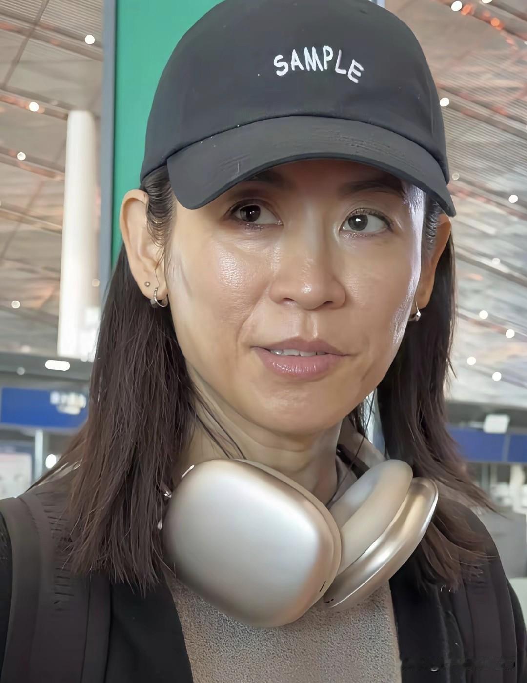 55岁的宣萱这素颜照还真不显老，如果化一下妆，美颜一下还是一个大美女，女人一般到