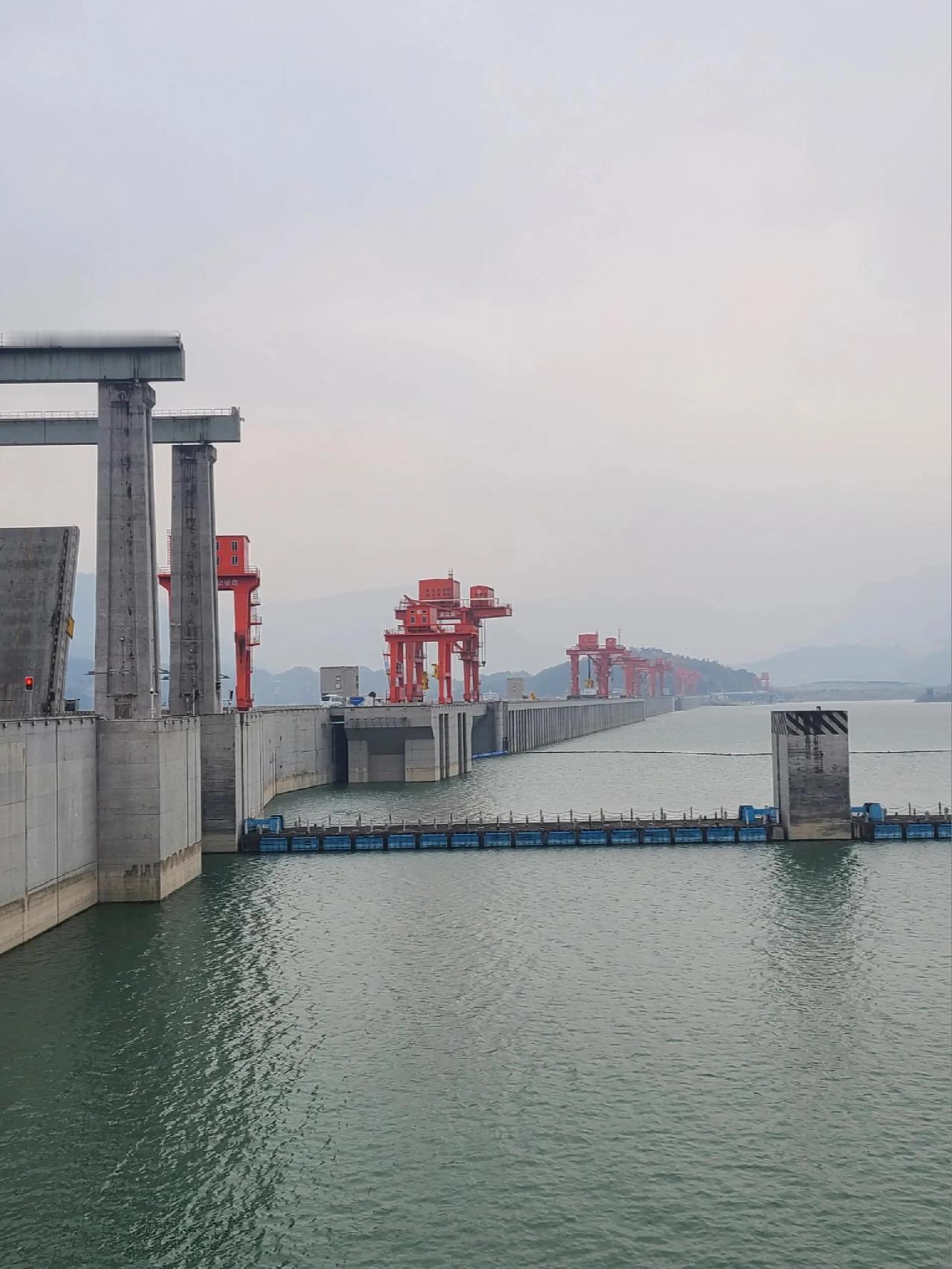 三峡大坝比我想象中要小之前在新闻联播里面看到的三峡大坝很长，今天来到实地看比我