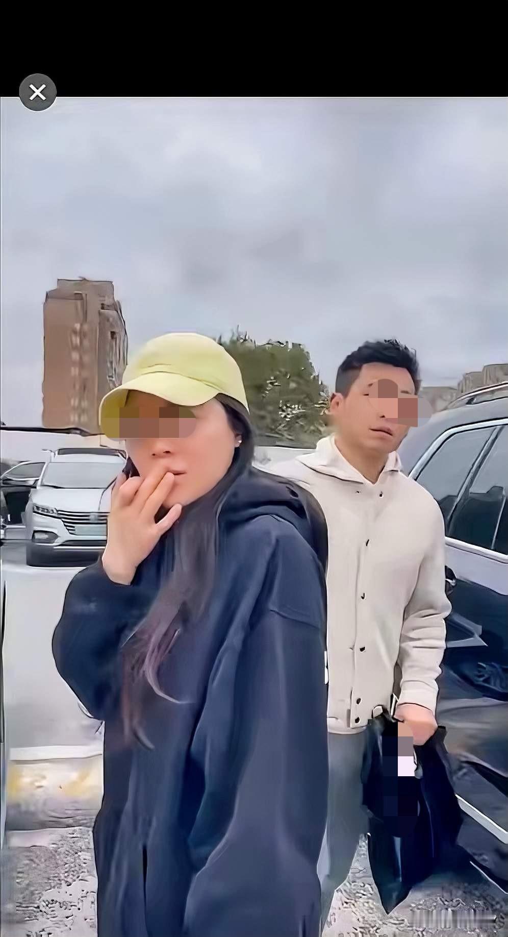 10月31日，女子带着妈妈去医院检查身体，在停车场看到老公的车就走了过去！原来老