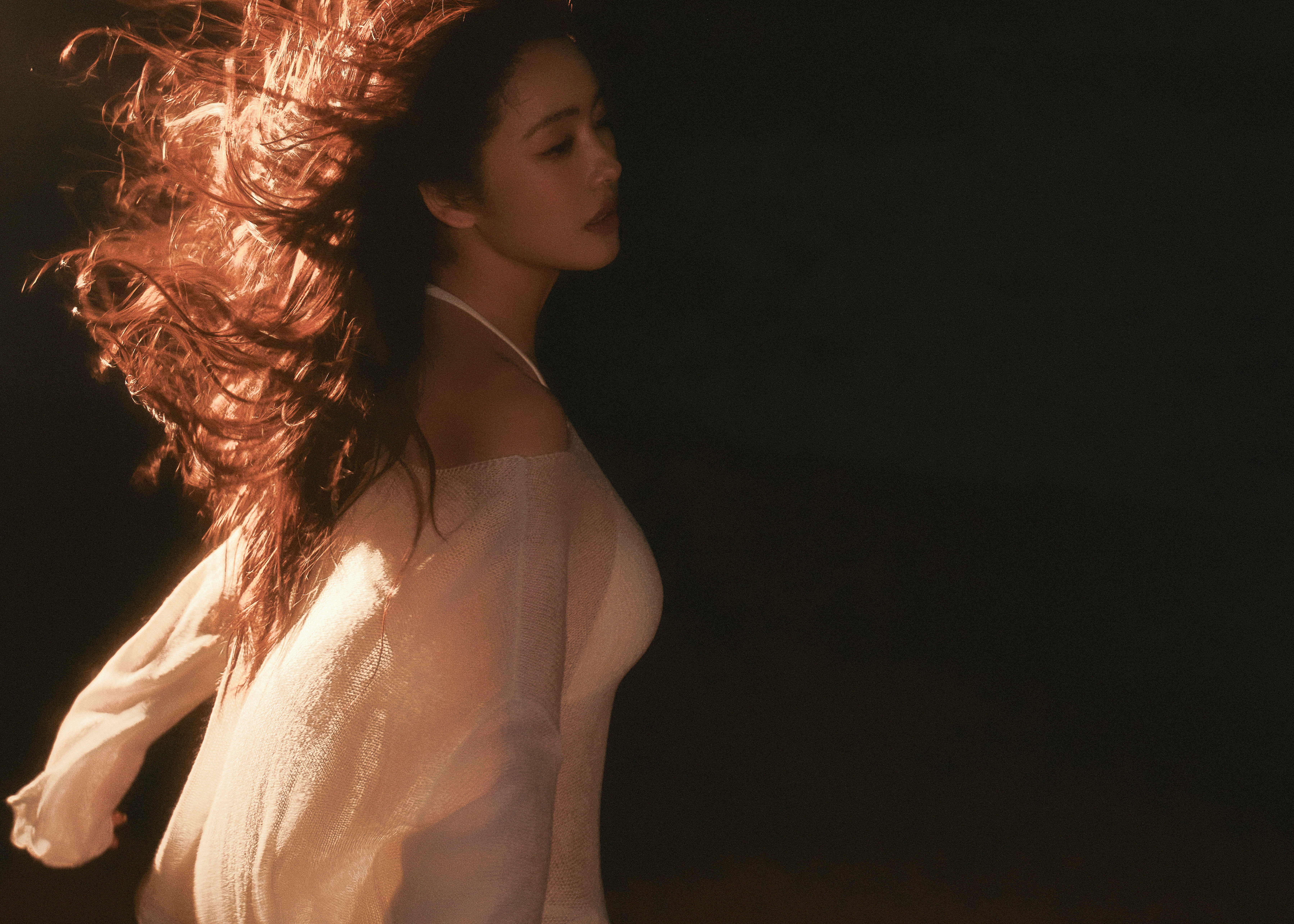 蔡文静半透针织将朦胧张力拉满，每一寸肌理都在月色里写满撩人的秘密，风动发丝时，