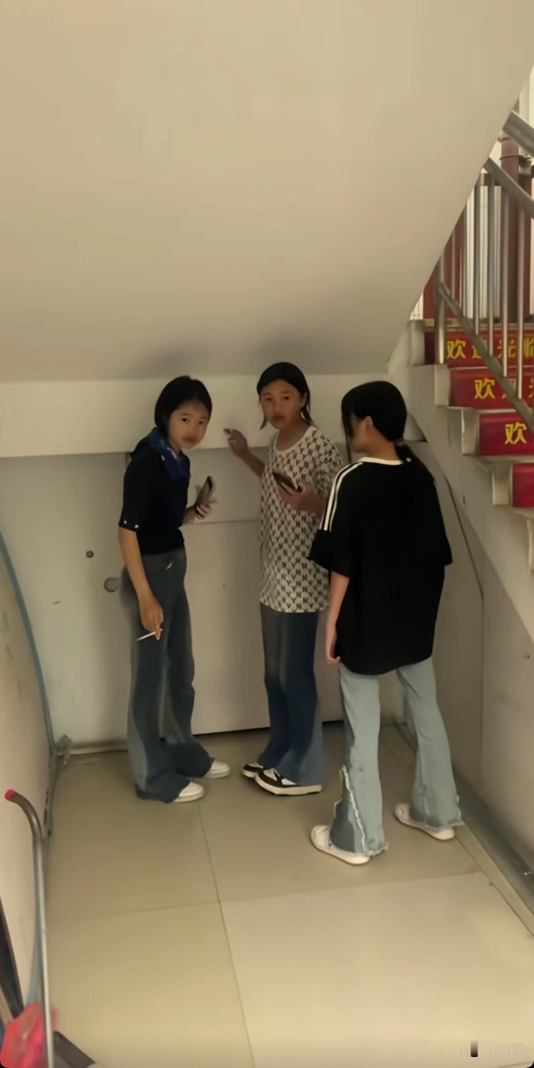 小孩子图刺激，混社会.，以为抽烟很拽很炫酷，放学就在一起鬼混。父母起早贪黑，成天