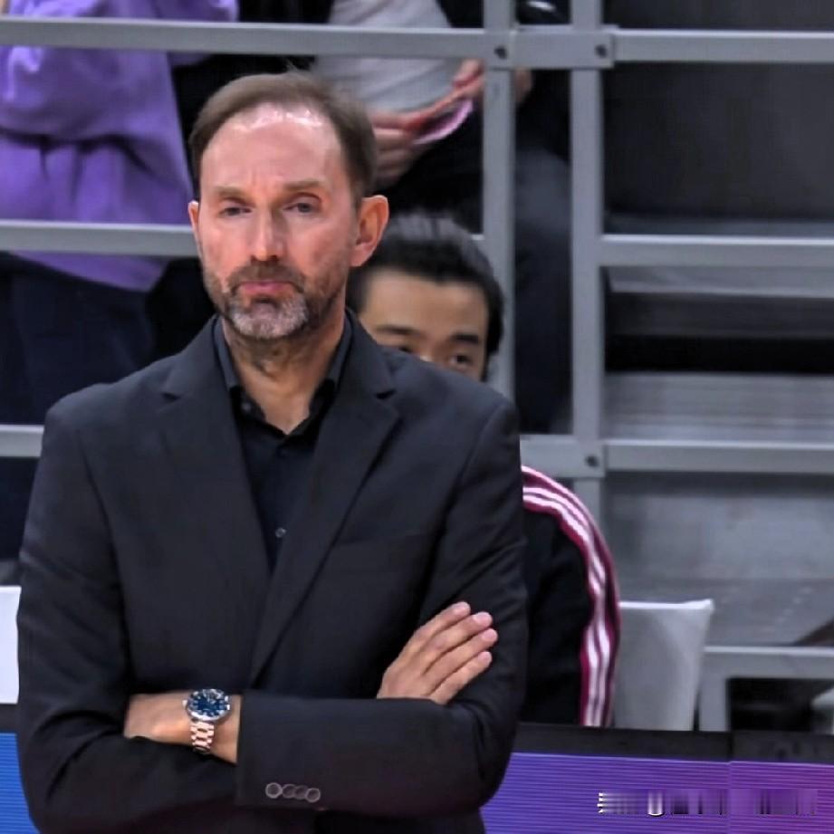 杜锋被浙江被外教拿捏，被绝杀，广东暴露五点问题，第四点最严重一、胡明轩在一号位