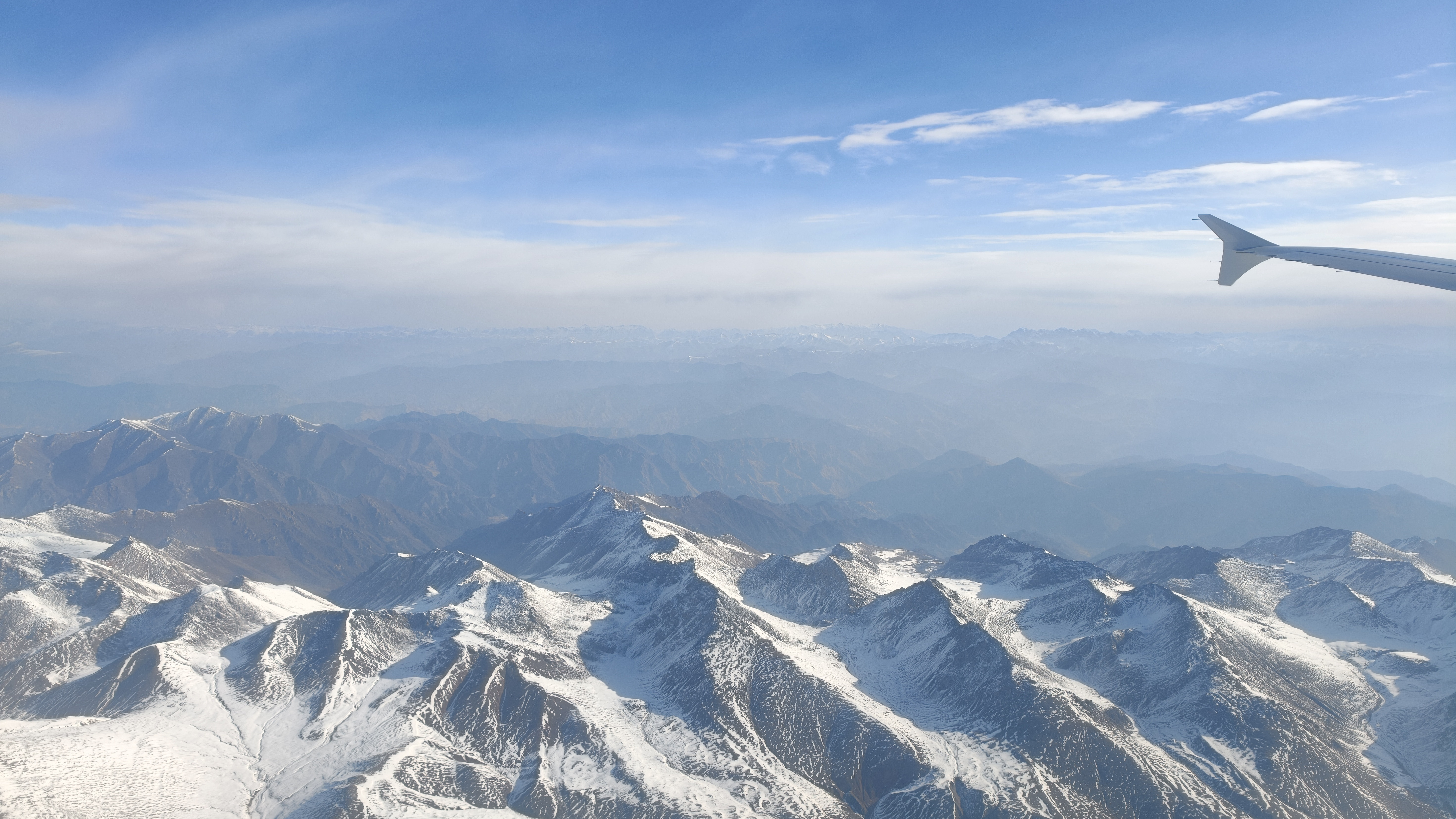 从月牙泉飞到兰州了，那怎么能不吃一碗兰州牛肉面呢？休息室的这碗面，应该也是比较上