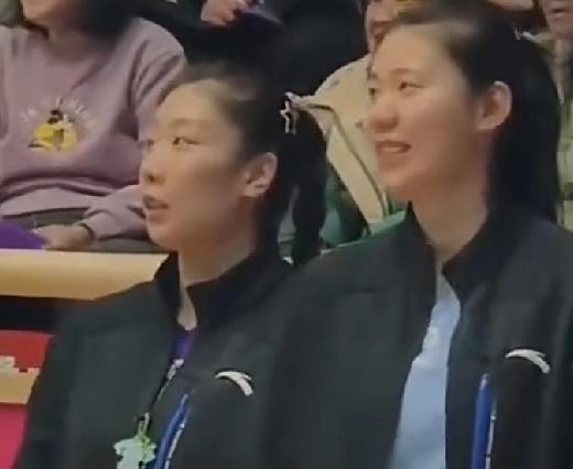 由于天津女排小自由人在联赛上的出色发挥，作为天津女排队长的自由人杨艺在比赛中显有