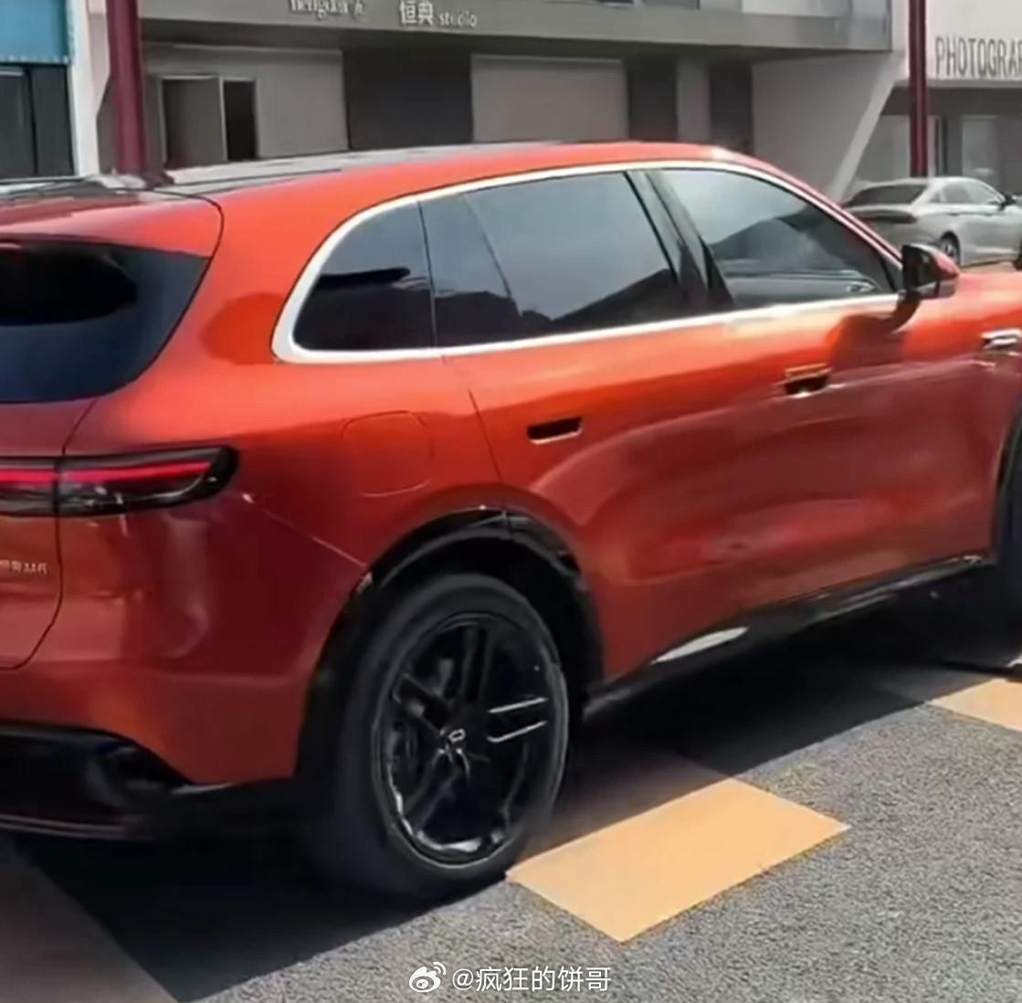 看了看问界M6发布的活力橙（图1），还找了几张网上的实拍（图2-图3），其实