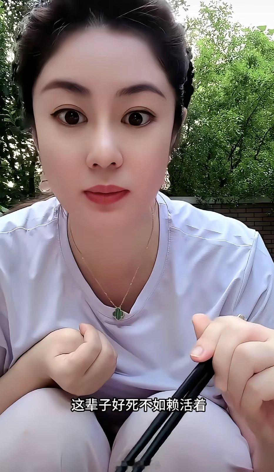 演员王小蒙在直播间哭诉，表示自己不能再嫁，不能再生小孩，网友纷纷表示可惜太年轻，