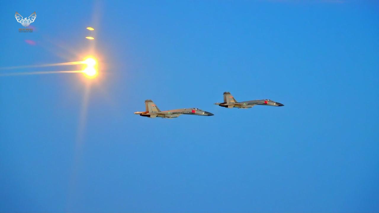 这是我们棒棒的飞行员小伙子们，正在认真的训练打干扰弹和热焰弹，到海上巡逻的时候把