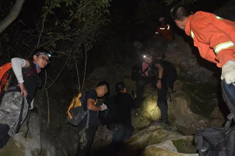 江西这群所谓驴友，用生命演绎了什么叫“不作不死”。闯未开放区域“四峰涧”，结果