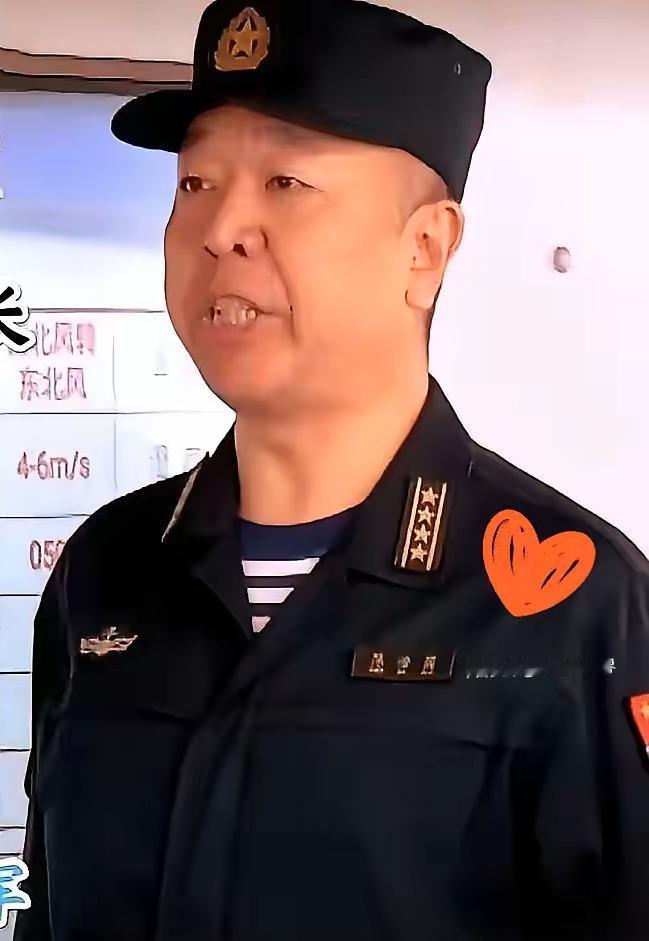 福建舰舰长陈治国，那可是海军圈公认的“硬核狠人”，狠得实在又靠谱！作为我国首艘