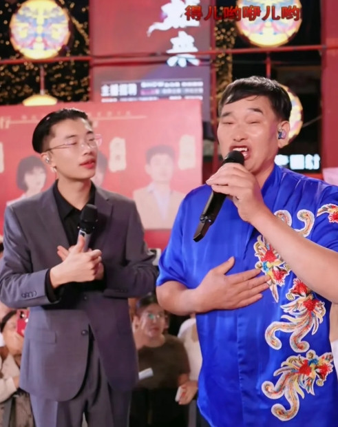 大衣哥其实很有情商以前对大衣哥了解不多刷到的就是经常有人向他借钱他出钱给村