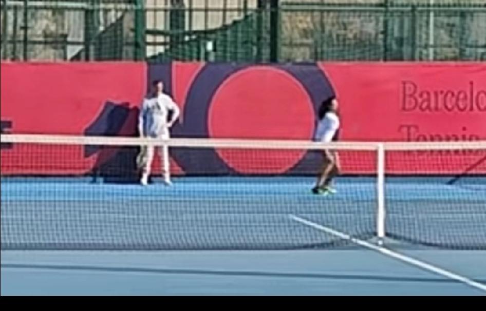 郑钦文新教练是谁？成为广大球迷关心的话题。有球迷拍到郑钦文最近训练的照片，认为