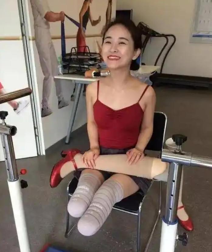 2008年，在四川地震中，廖智失去了双腿，早已出轨的丈夫趁此提出离婚。十年后，廖