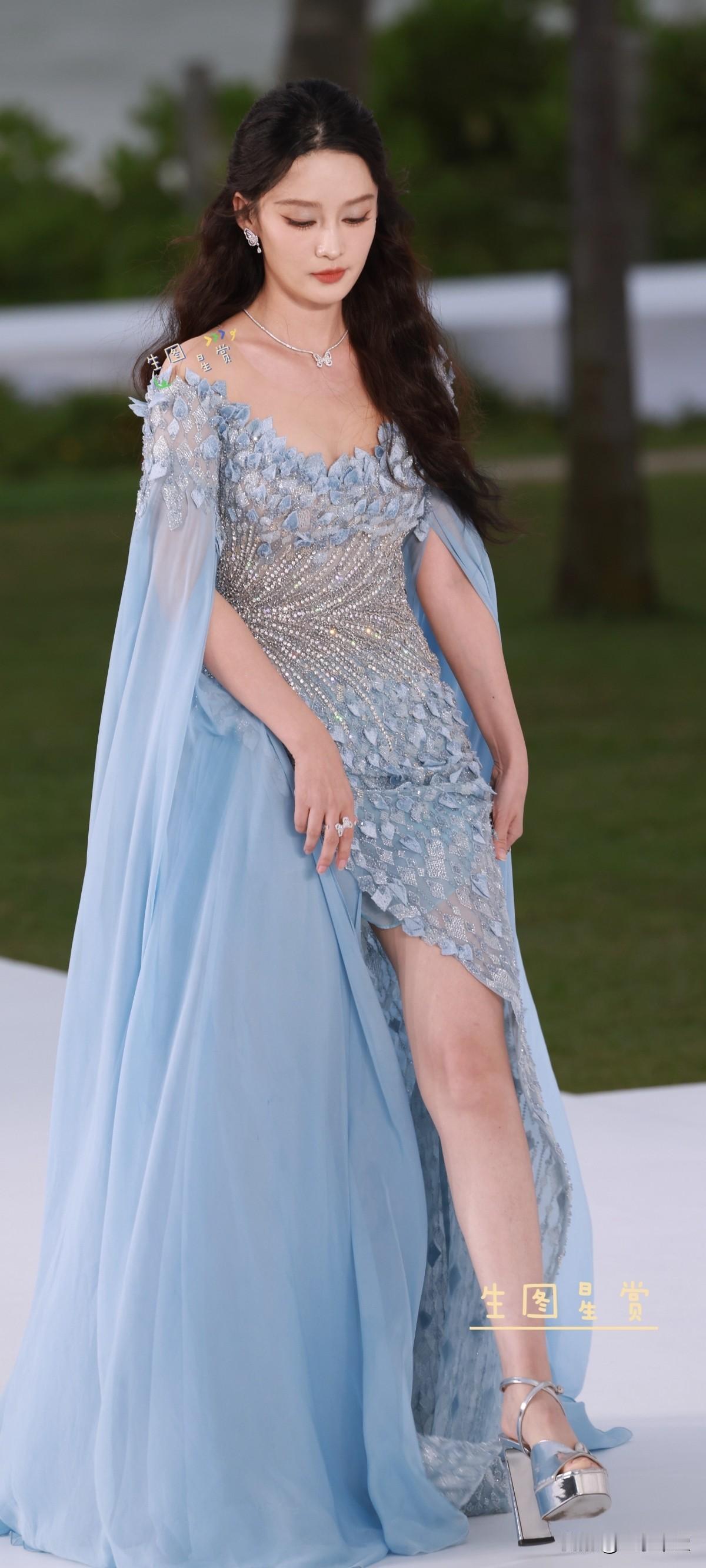 李沁ELLE风尚大典红毯伴着海风而来的人鱼公主🧜🏻‍♀️蓝调仙气，幽香阵