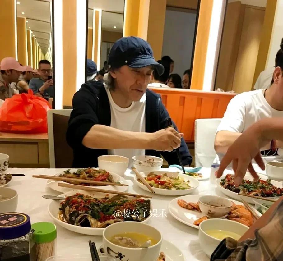 万梓良蹲下身。指尖碰到那根缠绕的麦克风线时，周星驰还是个无名龙套。三十秒。