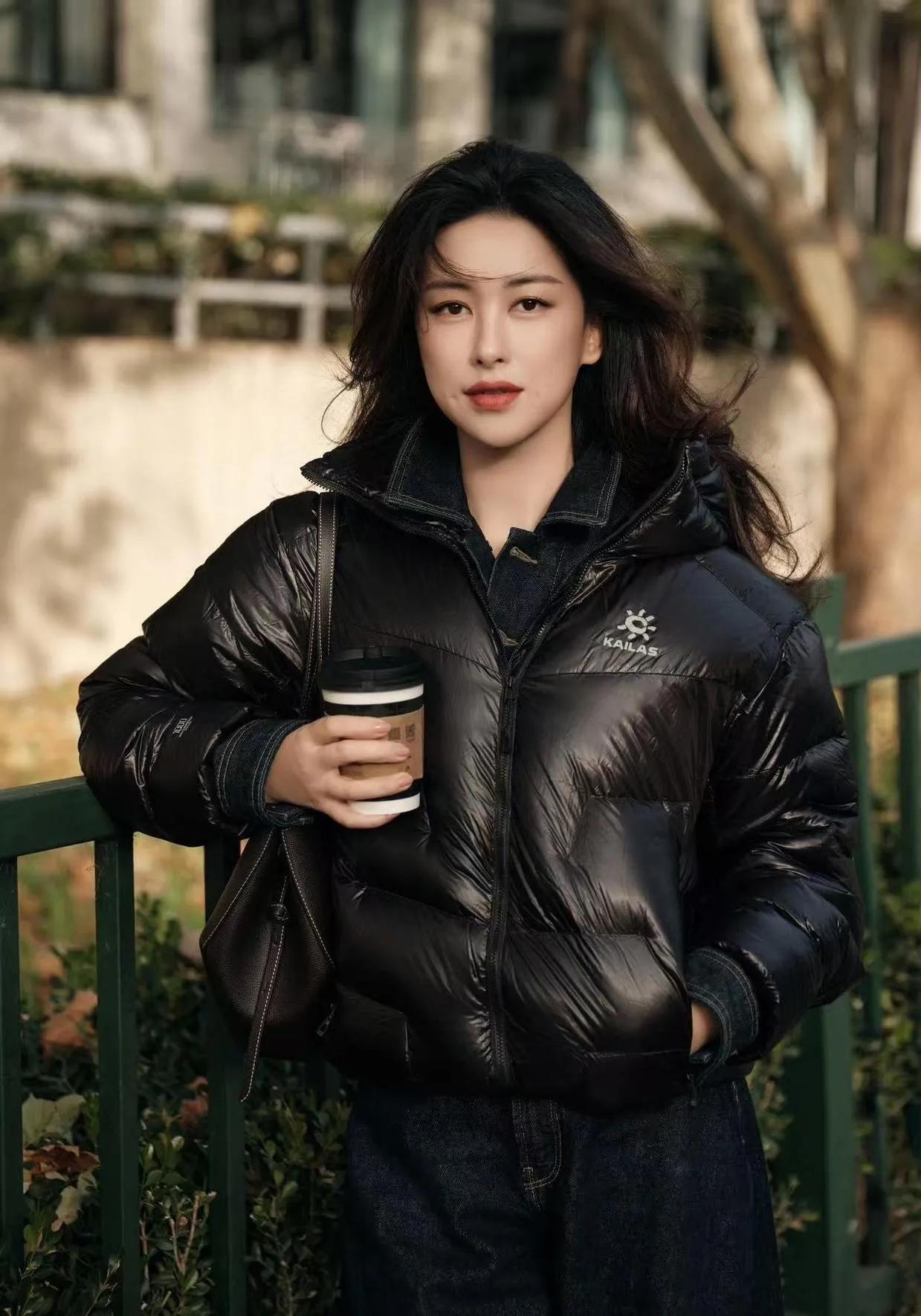 朱珠的冬日穿搭太会了！黑羽绒服配牛仔简约又高级朱珠的冬日私服穿搭堪称教科书